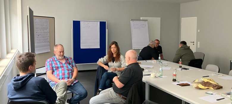 Mitarbeiter während Gruppenarbeit 