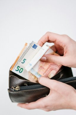 Geldbörse mit einigen Euro Scheinen