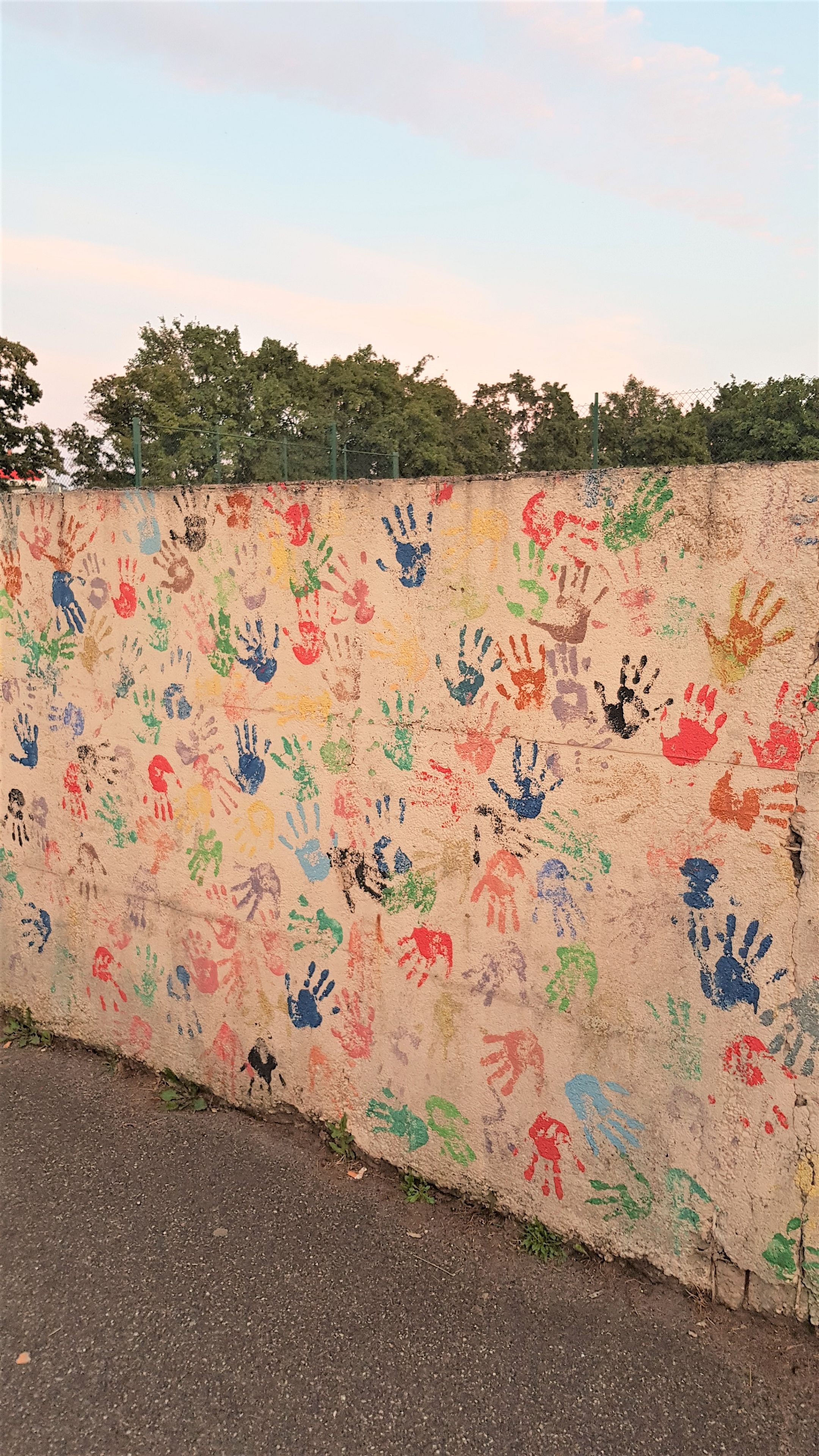 Grafik mit bunten Händen von Jugendhilfeausschuss 