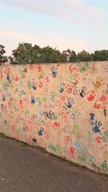 Grafik mit bunten Händen von Jugendhilfeausschuss 