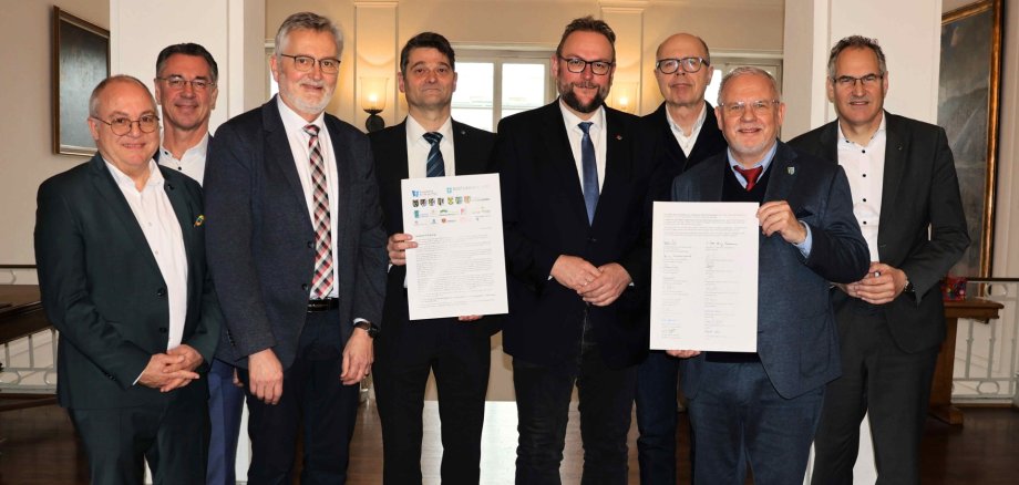 Alle Unterzeichner der Landauer Erklärung. Zu ihnen gehören (v.l.n.r.) : Bürgermeister Christian Gauf (Zweibrücken), Kreisbeigeordneter Christoph Buttweiler (Landkreis Germersheim), Kanzleidirektor Wolfgang Jochim, Oberkirchenrat Markus Jäckle, Oberbürgermeister Markus Zwick (Stadt Pirmasens), Oberbürgermeister Dominik Geißler (Stadt Landau), Landrat Hans-Ulrich Ihlenfeld (Landkreis Bad Dürkheim) und Landrat Dietmar Seefeldt (Landkreis Südliche Weinstraße); Bildquelle: Pressestelle Stadt Landau.