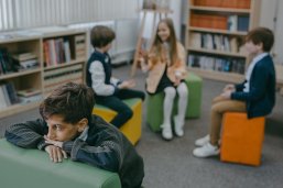 Schwierigkeiten in der Schule, trauriger Junge