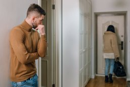 Trennung - Mann blickt nachdenklich durch den Flur seiner Partnerin nach