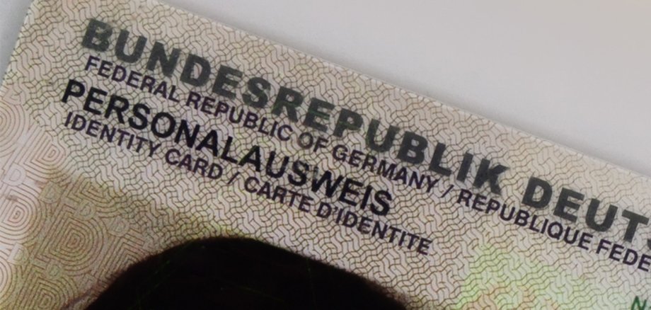 Zu sehen ist die linke Ecke des Personalausweises 