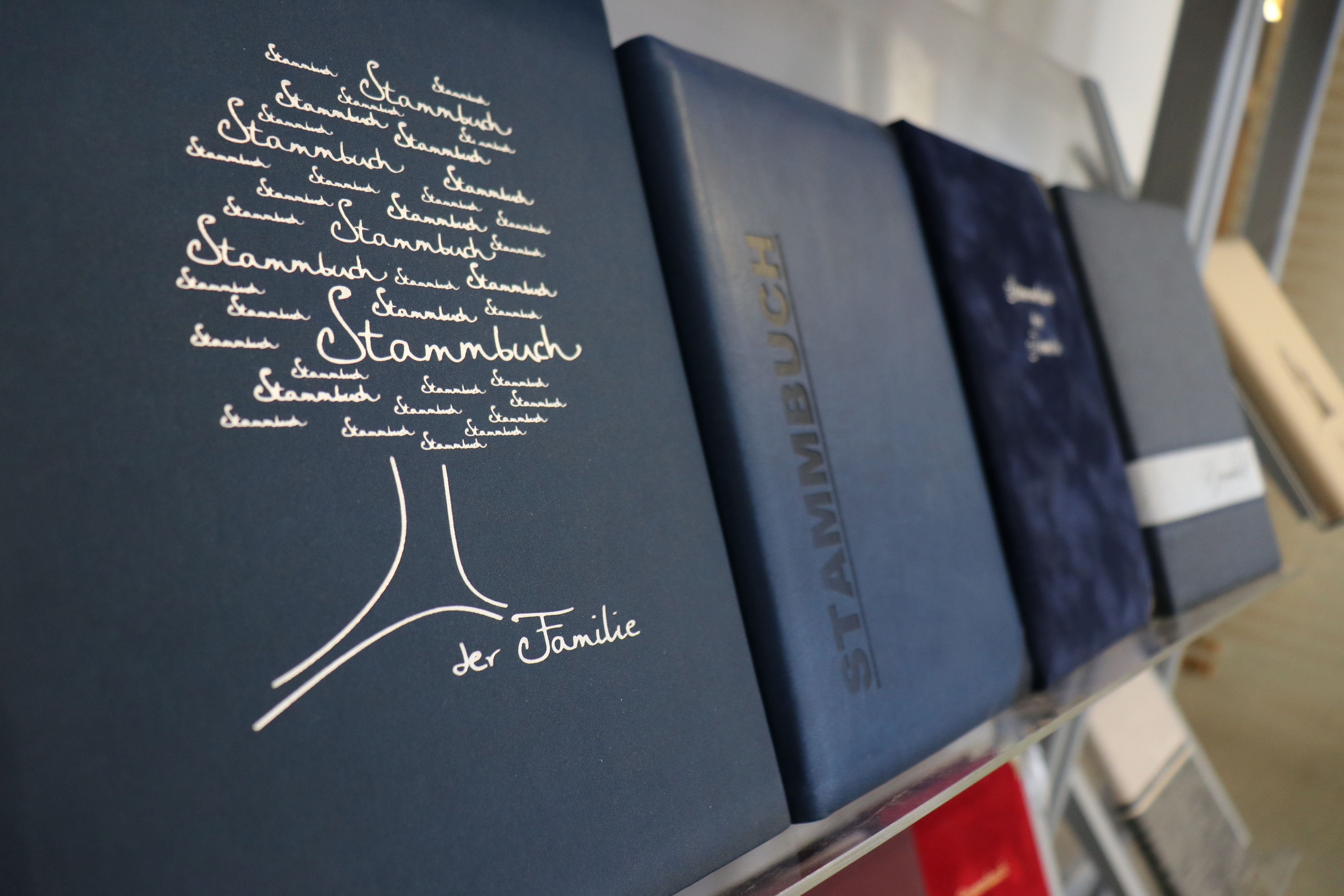 Zu sehen sind Stammbücher