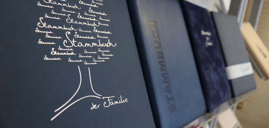 Zu sehen sind Stammbücher