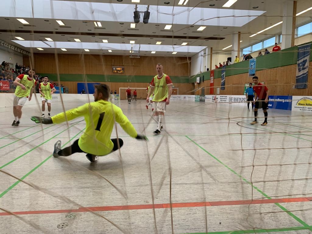 Fussballtorwart durch das Tornetz gesehen