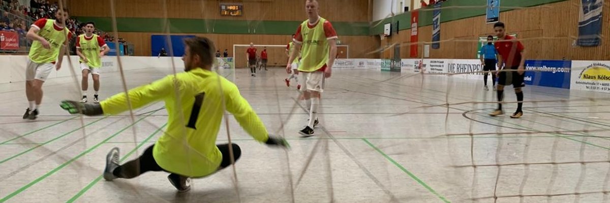 Fussballtorwart durch das Tornetz gesehen