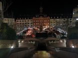 Belznickelmarkt im dunkeln aus der Sicht vom Stierbrunnen