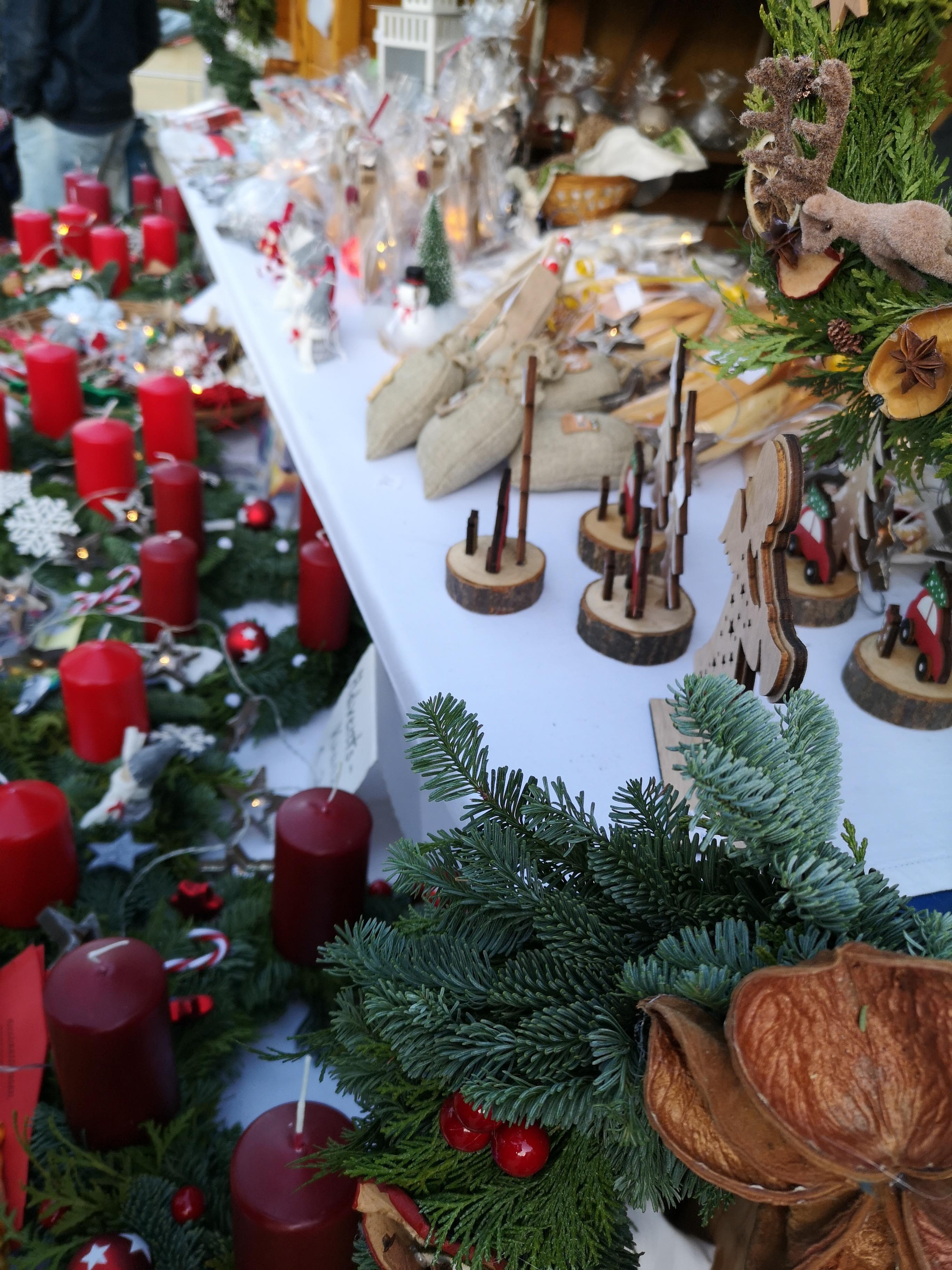 Weihnachtlicher verkauf mit Adventskränzen und allerlei liebevollem