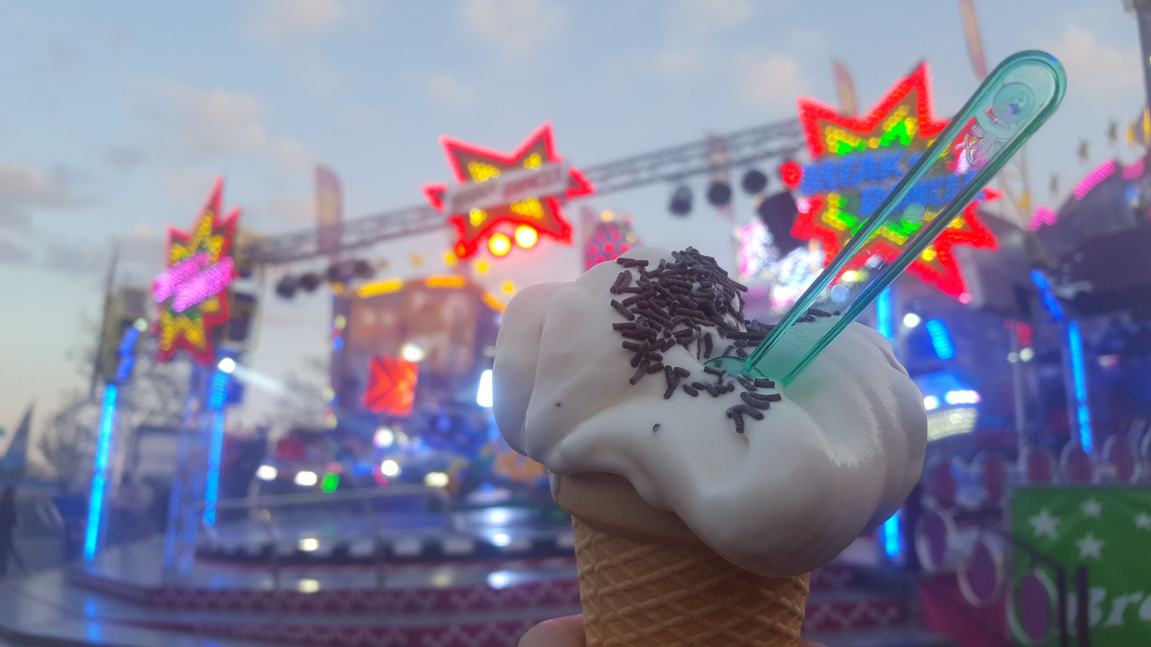 Maimarkt 2019 Eis im Vordergrund und Breakdancer im Hintergrund