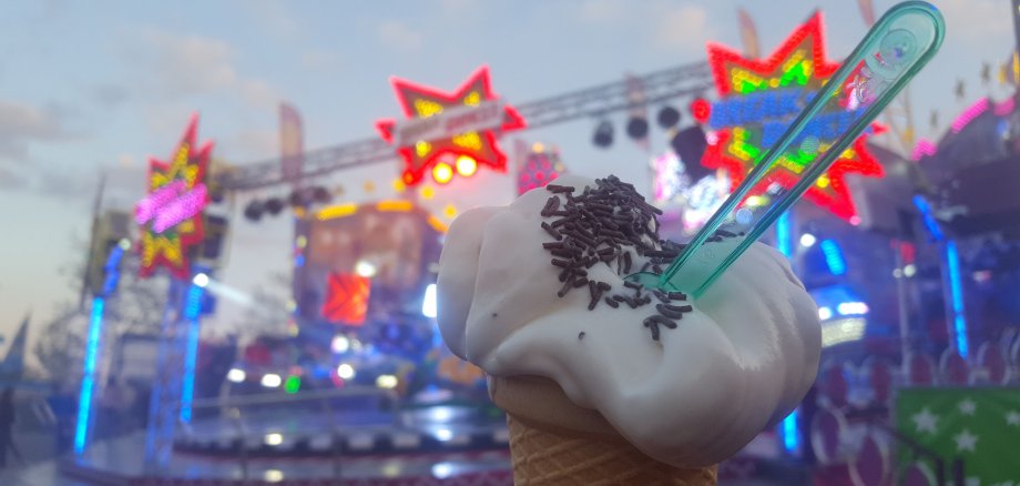 Maimarkt 2019 Eis im Vordergrund und Breakdancer im Hintergrund