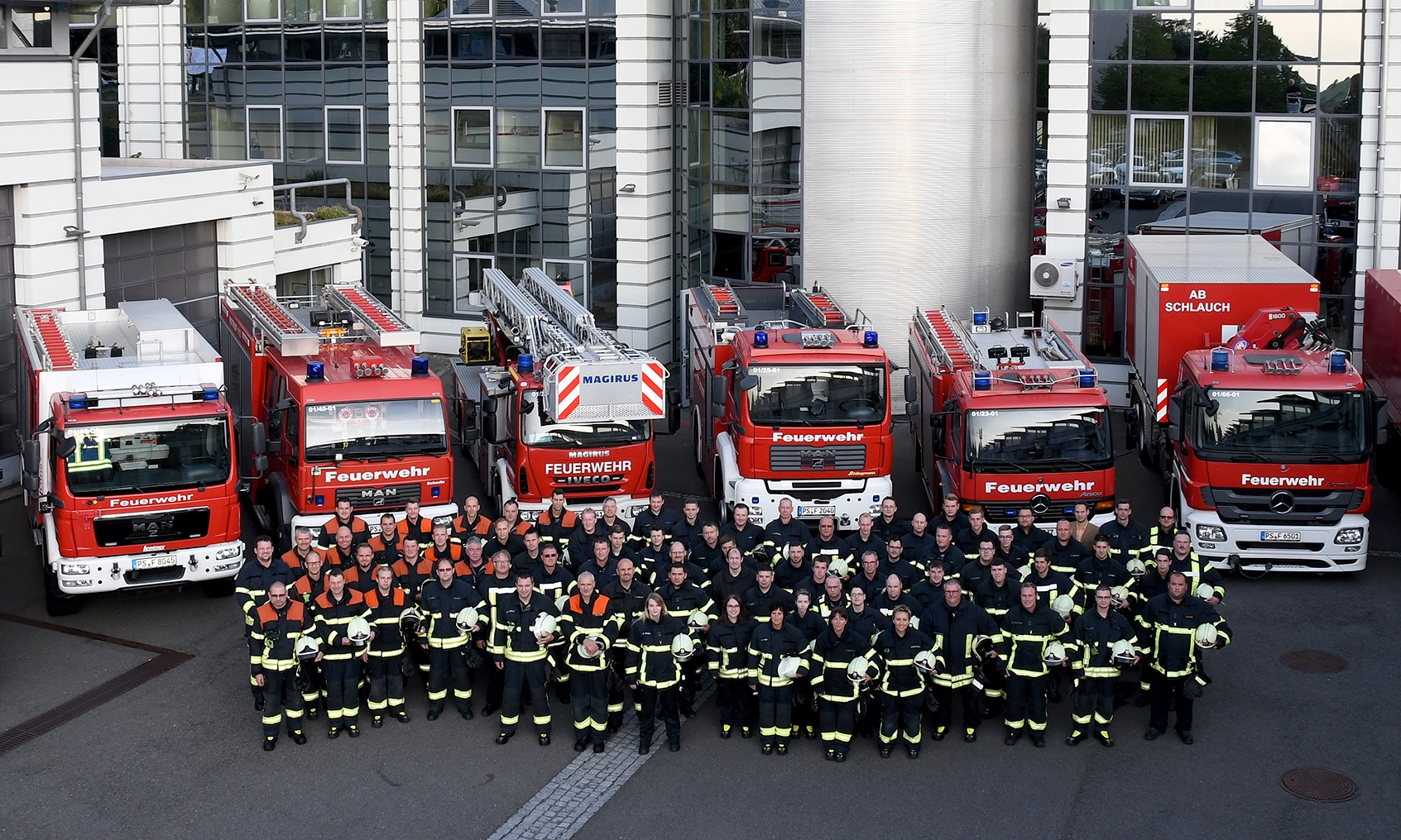 150 Jahre Feuerwehr - Mannschaftsfoto vor Einsatzfahrzeugen 150 Jahre Feuerwehr - Mannschaftsfoto vor Einsatzfahrzeugen von oben