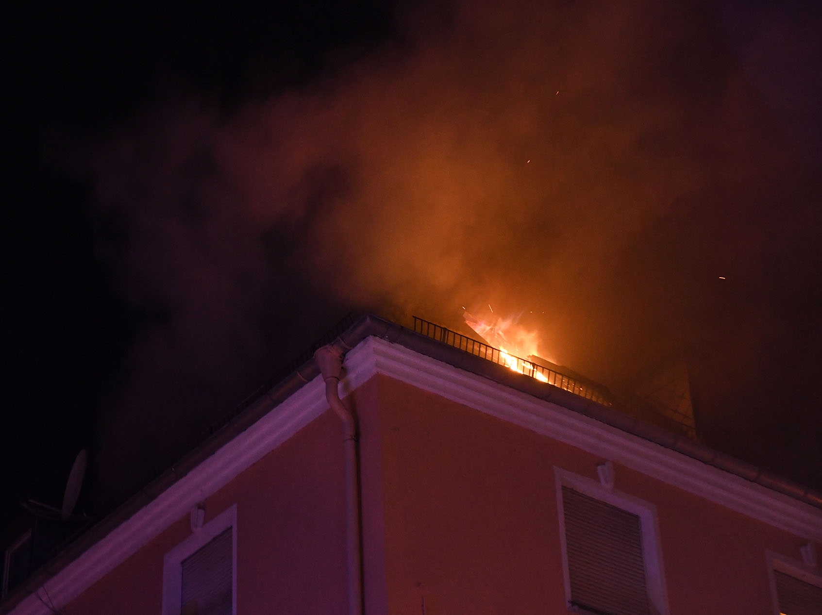 Brennendes Dach in der Schwanenstraße 