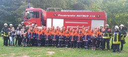 Gruppenfoto der Jugendfeuerwehr Eisweiher vor Einsatzwagen 