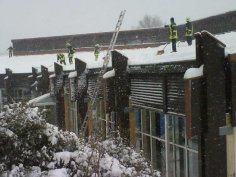 Feuerwehr schippt Schnee auf Flachdach Plub Pirmasens