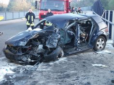 Autowrack durch Verkehrsunfall an der Bahnbrücke
