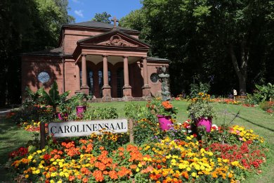 Carolinensaal mit Blumenbeet