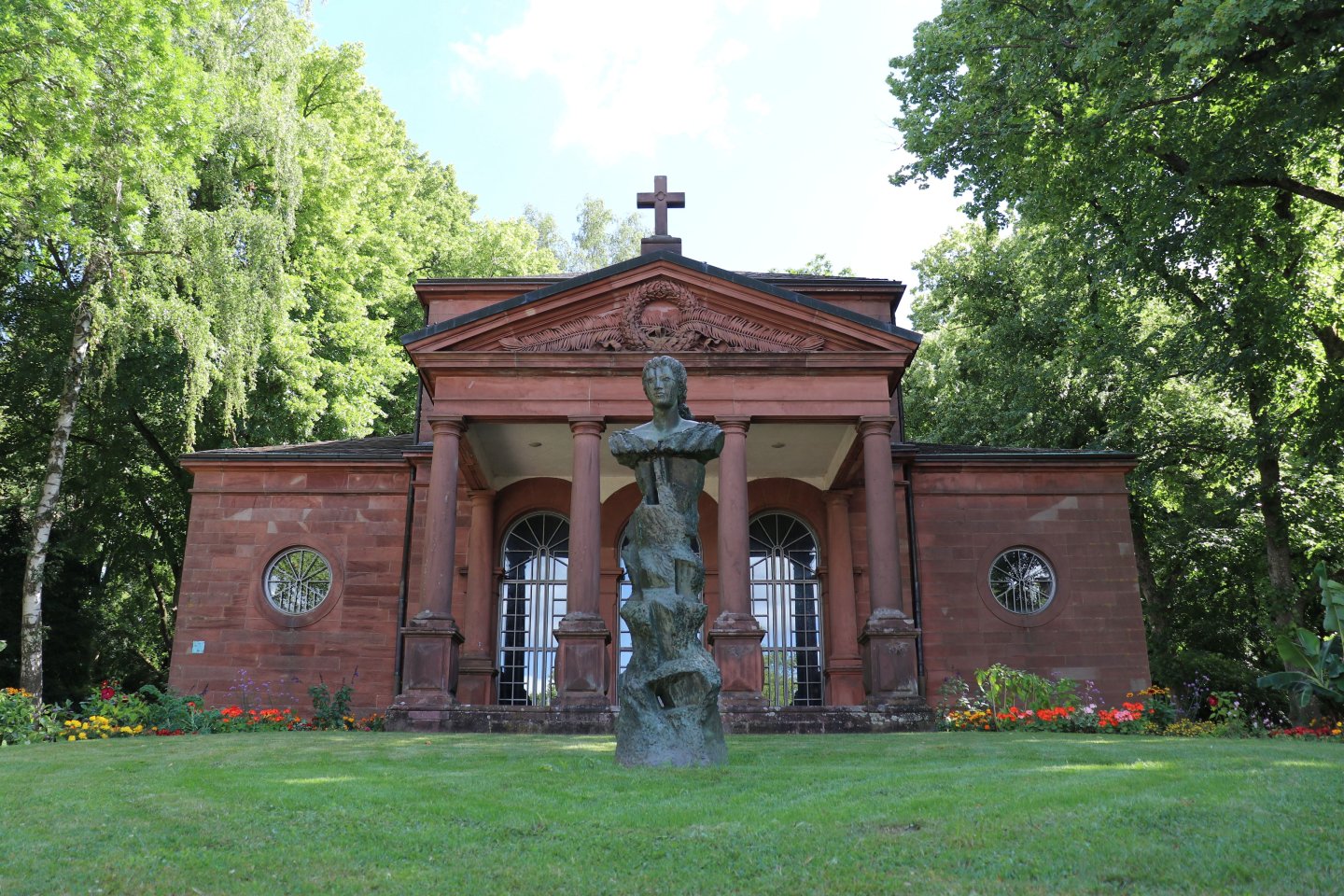 Carolinensaal Statue von Caroline von Hessen-Darmstadt vor dem nach ihr benannten Carolinensaal am Alten Friedhof