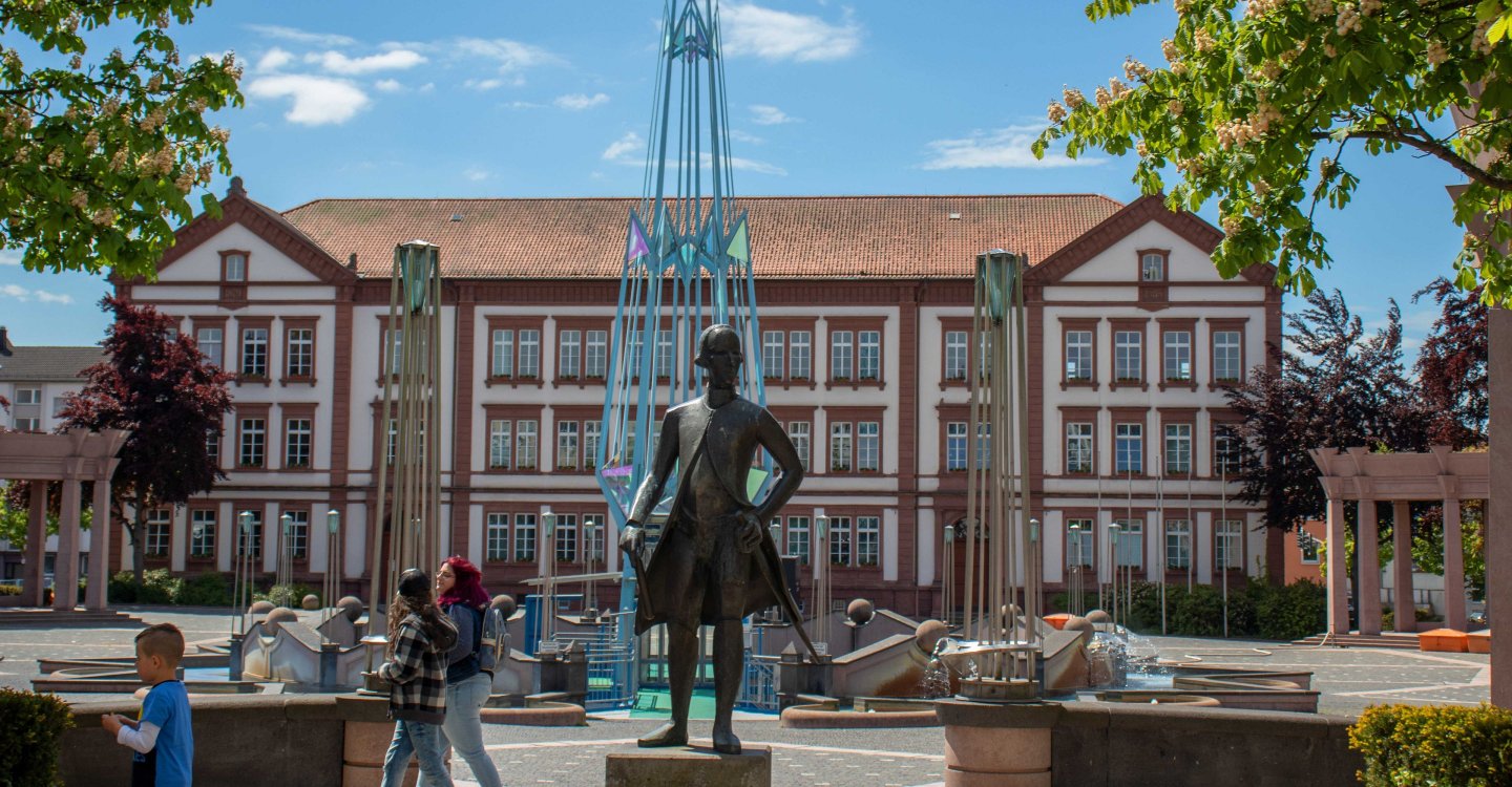 Blick auf das Rathaus am Exerzierplatz