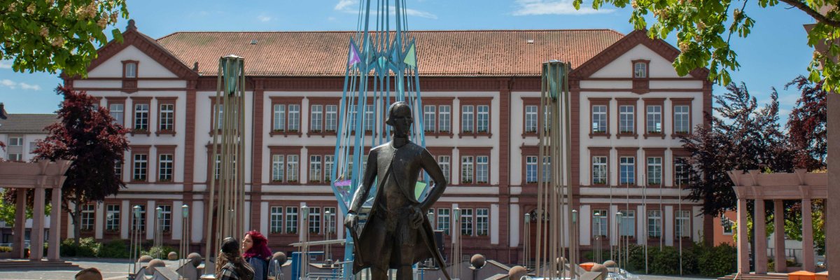Blick auf das Rathaus am Exerzierplatz
