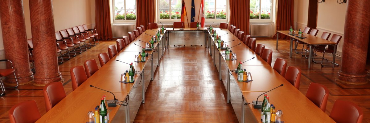 Blick auf Ratssaal der Stadtverwaltung Pirmasens frontal 