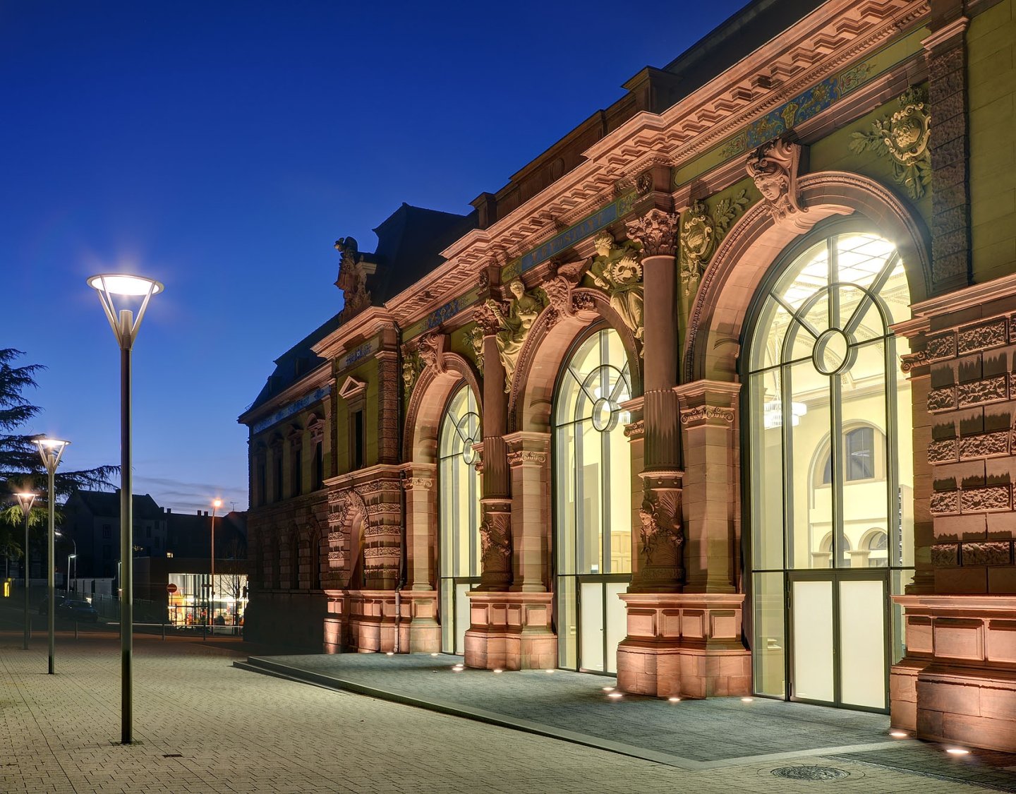 Gebäude des Forums Alte Post bei Nacht vom Joseph-Krekeler-Platz fotografiert