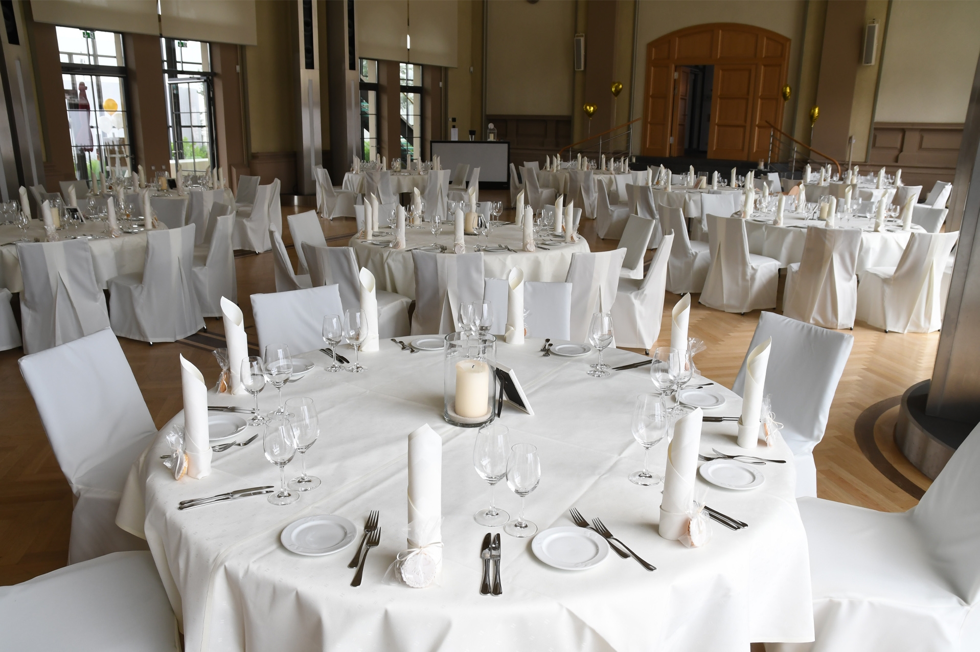 Feiern und Tagen im Forum ALTE POST Feiern und Tagen im Forum ALTE POST runde Tische festlich dekoriert