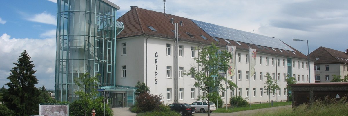 Gesamtes GRiPS Gebäude mit Glasturm auf der Husterhöhe