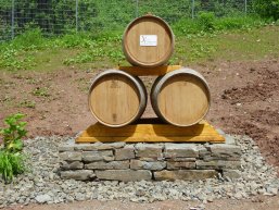 Geologiepfad Bad Neuenahr Ahrweiler Fässer pyramidenförmig angeordnet 