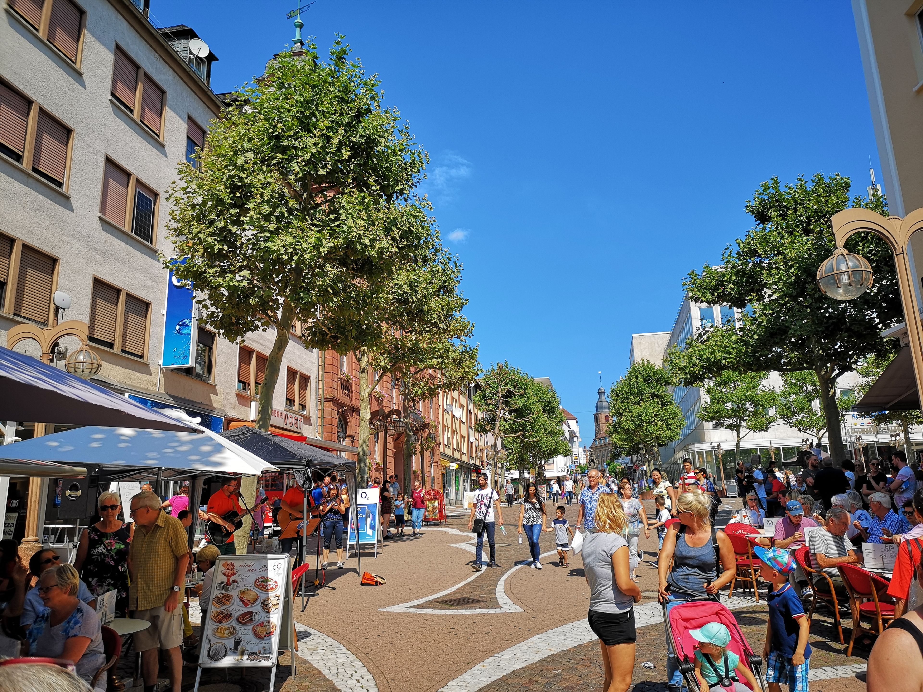 Eisdiele in der Fußgängerzone Innenstadt Pirmasens, Straßenmusiker spielen die Eisdiele ist gut besucht