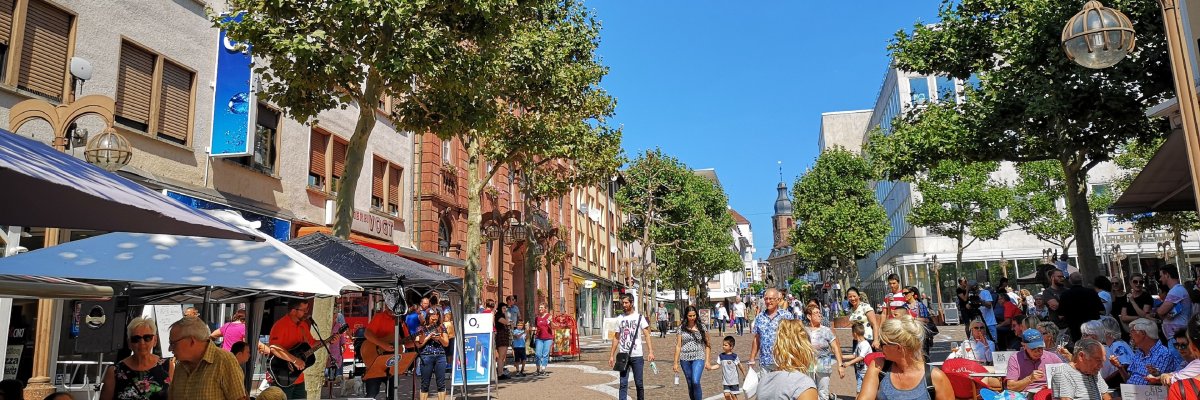 Eisdiele in der Fußgängerzone Innenstadt Pirmasens, Straßenmusiker spielen die Eisdiele ist gut besucht