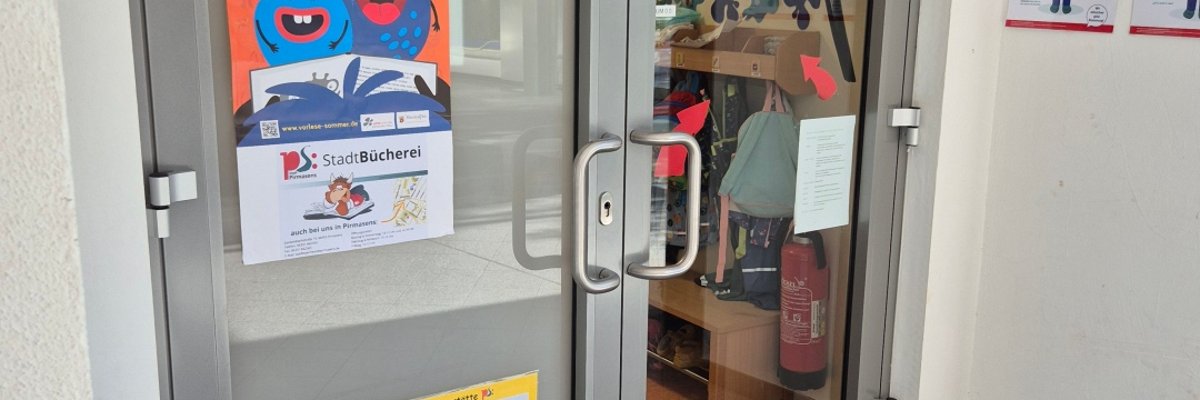 Abgebildet ist die Eingangstür der Kita Banana Building