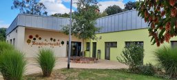 KiTa Zauberwald Abgebildet ist das Gebäude der Kita mit Eingangsbereich