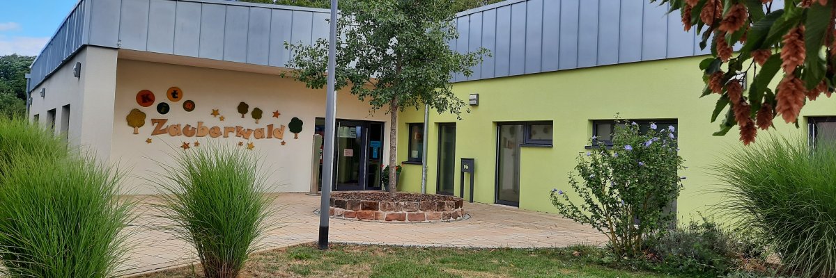 Abgebildet ist das Gebäude der Kita mit Eingangsbereich