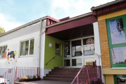 KiTa "Rappelkiste" Fehrbach Abgebildet ist das Gebäude der Kita in seitlicher Ansicht