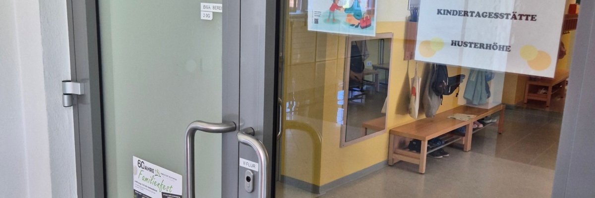 Abgebildet ist die Eingangstür der Kita Husterhöhe