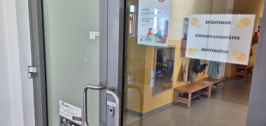 Abgebildet ist die Eingangstür der Kita Husterhöhe