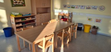 Gruppenraum mit Tisch und Materialschrank  in der KiTa Husterhöhe Pirmasens