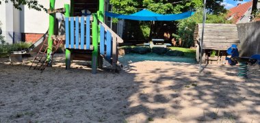 Großes Außengelände  in der KiTa Husterhöhe Pirmasens mit Spielgeräten