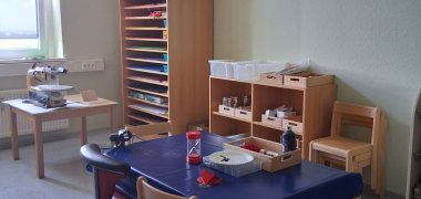 Basteltisch und Materialschränke im Kreativraum in der KiTa Husterhöhe Pirmasens