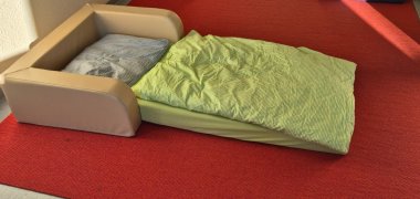Kindermatratzen auf rotem Teppich - Schlafraum  in der KiTa Husterhöhe Pirmasens