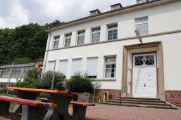 KiTa "Pusteblume" Niedersimten Abgebildet ist eine etwas weiter entfernte Aufnahme des Gebäudes der Kita mit Eingangstür