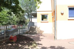 KiTa Ohmbach Abgebildet ist das Gebäude der Kita mit Treppenaufgang und Eingangstür