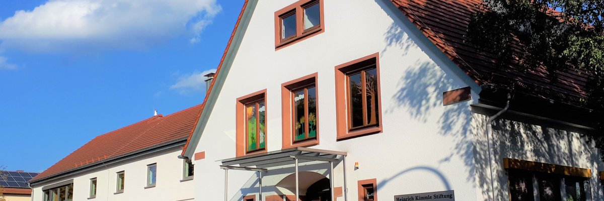 Abgebildet ist die Front des Gebäudes in der sich die Kita St. Elisabeth befindet