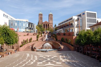 Schlossplatz mit Schlossbrunnen- und treppe