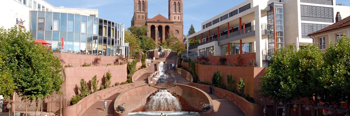 Schlossplatz mit Schlossbrunnen- und treppe