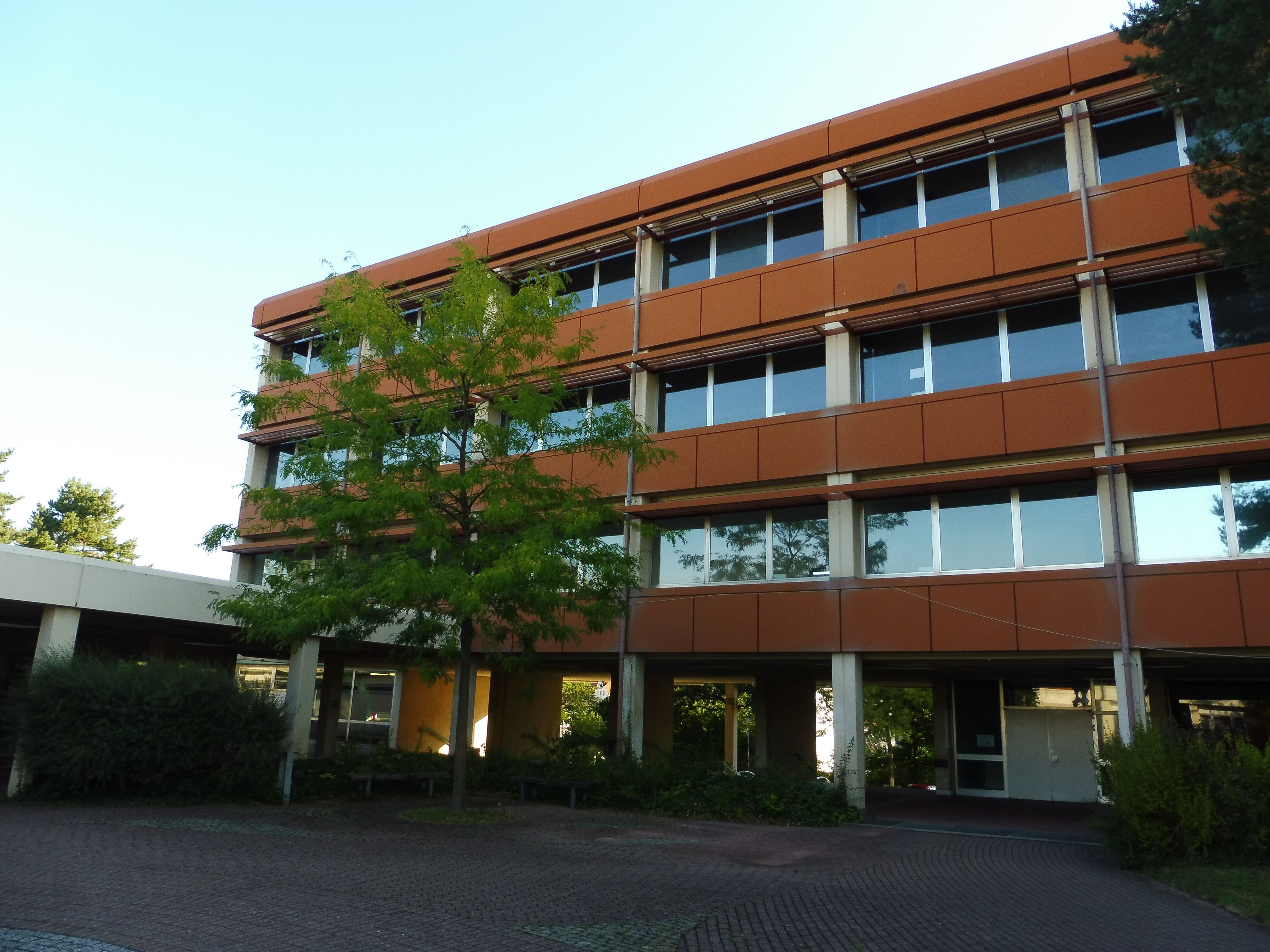 Berufsbildende Schule Außenansicht mit Statue 
