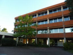 Berufsbildende Schule Außenansicht mit Statue 