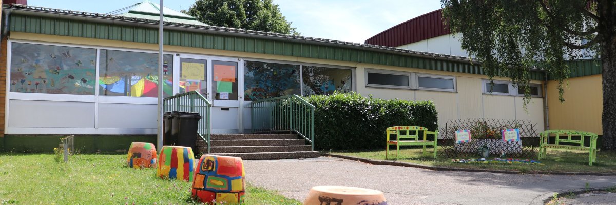 Grundschule Fehrbach Haupteingang Außenansicht 